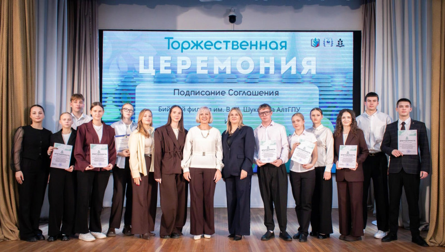 Единство целей и новые горизонты: администрация и актив первичной профсоюзной организации студентов филиала подписали важнейший документ
