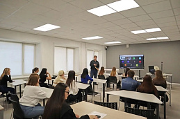 В Бийском филиале им. В.М. Шукшина состоялся Международный мастер-класс по декоративному рельефу в рамках Недели культуры и искусств